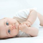 نوزاد با چشمان آبی